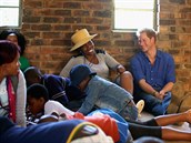 Harry s africkými dtmi v Lesothu, kam se rád vrací. Rukama tam pro n...