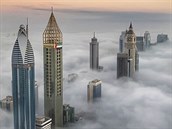 Dubajské mrakodrapy deroucí se skrze mraky jsou opravdu kouzelné.