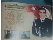 Stelec byl identifikován jako turecký policista.