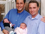 V roce 1999 se Barrie a Tony stali prvními homosexuály, kterým porodila dti...