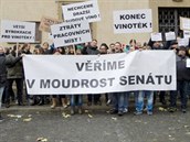 Majitelé vinoték protestovali v Praze na Malostranském námstí.