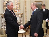 Tillerson má díky obchodm s ropou dobré vztahy i s Ruskem a tamním prezidentem...