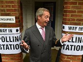 Jeden z hlavních strjc Brexitu, pedseda strany UKIP Nigel Farage práv...