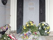 Hrob na Vinohradských hbitovech sdílí Havel spolu se svou první enou Olgou a...
