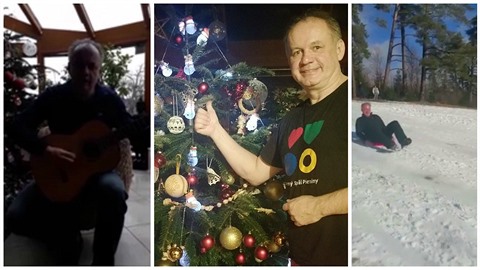 Slovenský prezident u vánočního stromečku.