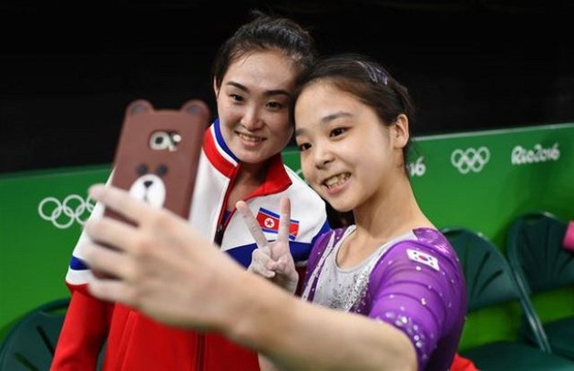 Gymnastky ze Severn a Jin Koreje se vyfotily na olympid v Riu.