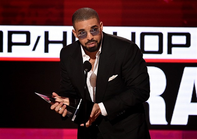 Rapper Drake oaroval i hollywoodskou divu Jennifer Lopez.