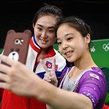 Gymnastky ze Severn a Jin Koreje se vyfotily na olympid v Riu.