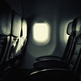 Z otevřeného okénka si každý pasažér může všimnout případné závady na letadle a...