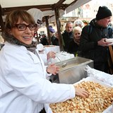 Na Staroměstském náměstí nalévala polévku primátorka Adriana Krnáčová.