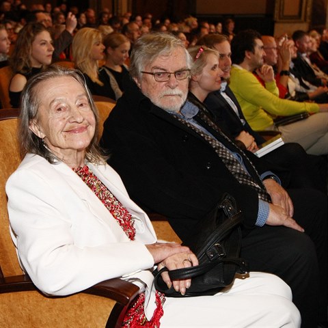 Ninu Divkovou na premiru doprovzel jej manel Jan Kaer.