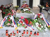 Na hrob Václava Havla není vnec od prezidentské kanceláe. Zapomnli snad bez...