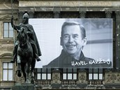 Plakát s podobiznou Havla visel na Národním muzeu nad Václavském  námstí po...
