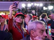 Trumpova fanynka se fotí zejm na Instagram ve volební veer. e její favorit...