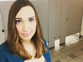 Na první pohled obyejná selfie z WC. Na snímku je ale transsexuální ena,...