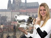 Petra Kvitová s trofejí pro vítzky Fed Cupu.