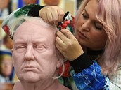 Nejvíce práce si výtvarníci dají s Trumpovým typickým úesem. Ten vytváejí...