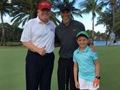 Malí kluci Trumpovi jsou nadení golfisté. Na Vánoce si mohli zahrát s ddou a...