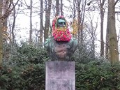 Královská busta v parku v Bruselu je Mottartovým oblíbeným podkladem pro jeho...