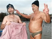 Vodní �ivel Pavel Nový se ledové vody nebojí a here�ka Zuzana Kronerová...