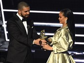 Rihanna a Drake bhem pedávání MTV Video Music Awards v srpnu 2016.