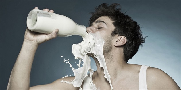 Nová dieta velebí mléko. V em spoívá a jaké jsou její (ne)výhody?