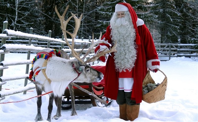 Symbol americkch Vnoc Santa Claus pr bydl se svmi doby ve Finsku, zatmco...