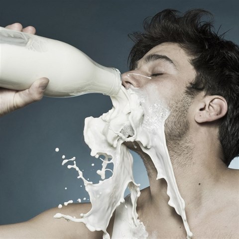 Nová dieta velebí mléko. V čem spočívá a jaké jsou její (ne)výhody?