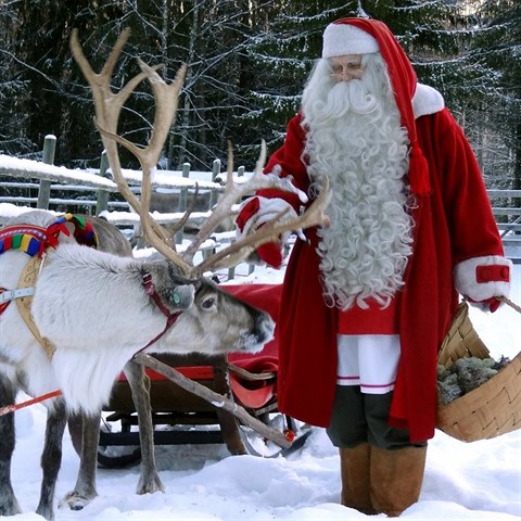 Symbol americkch Vnoc Santa Claus pr bydl se svmi doby ve Finsku, zatmco...