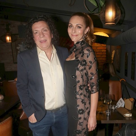 Mark�ta Jir�nkov� a Richard Genzer se zasnoubili.