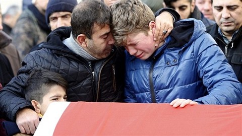 Pozůstalí truchlí pro oběti teroristického útoku v Istanbulu.