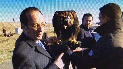 Francouzský prezident Francois Hollande se na letecké základn Mont-de-Marsan...