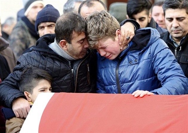 Pozstalí truchlí pro obti teroristického útoku v Istanbulu.