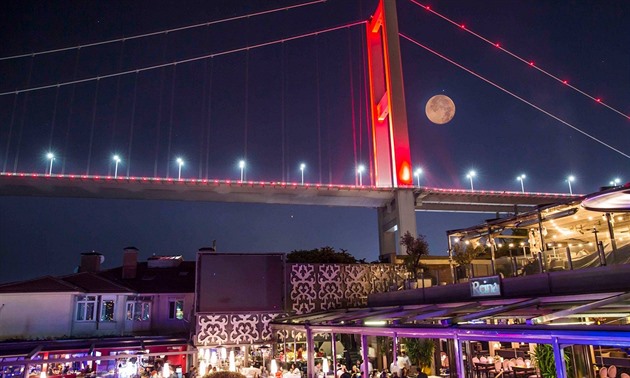 Pro liberální Turky je klub Reina symbolem moderní zábavy západního stihu, pro...