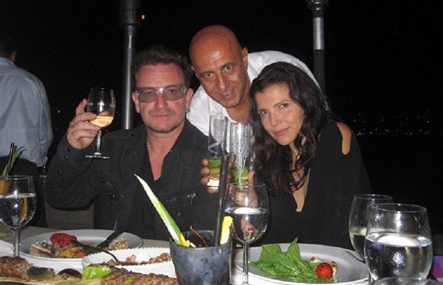 Do klubu asto chodí i západní celebrity, napíklad Bono Vox z U2, který se...