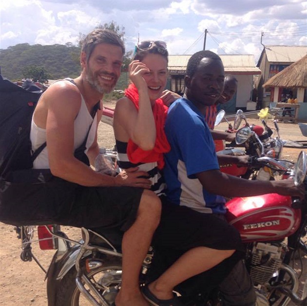 Takhle v Tanzanii Mikulá a Andrea jezdili na pivo. Cesta byla sice nebezpená,...