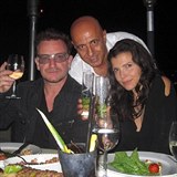 Do klubu často chodí i západní celebrity, například Bono Vox z U2, který se...
