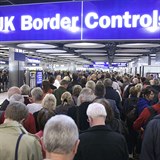 Při vstupu do Velké Británie musí i občané EU absolvovat bezpečnostní...