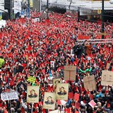 17. listopadu 2014 protestovaly tisce lid s ervenmi kartami proti Miloi...