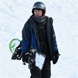 Maddox se učil jezdit na snowboardu.