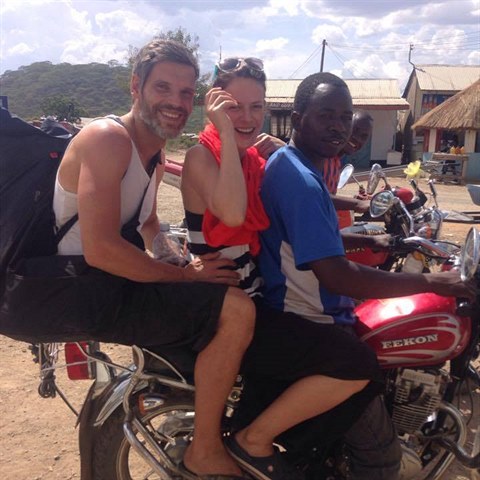 Takhle v Tanzanii Mikul a Andrea jezdili na pivo. Cesta byla sice nebezpen,...