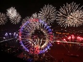Londýnské kolo krásn doplnilo kulatý tvar vybuchujících rachejtlí.