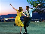 Muzikál La La Land na první pohled neláká, mnoho filmových kritik ho ale adí...