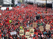 17. listopadu 2014 protestovaly tisíce lidí s ervenými kartami proti Miloi...
