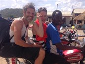 Takhle v Tanzanii Mikulá� a Andrea jezdili na pivo. Cesta byla sice nebezpe�ná,...