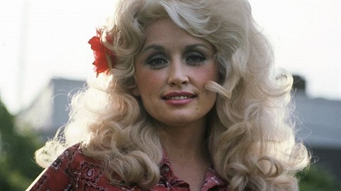 Country legenda Dolly Parton znovu oívá.