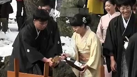 Asi nejpodivnjí rituál na svt probíhá kadoron v japonském mst Tonami....