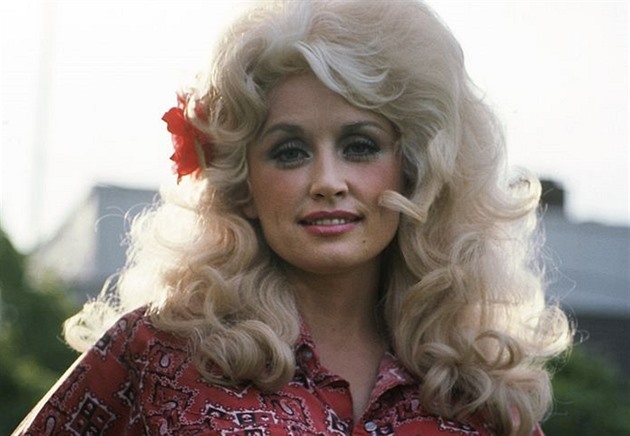 Country legenda Dolly Parton znovu oívá.