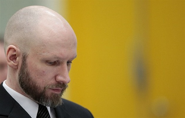 S oholenou hlavou a precizn zastieným plnovousem psobí Breivik...