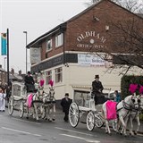 Smuten prvod prochz mstem Oldham do kostela svatho Pavla.